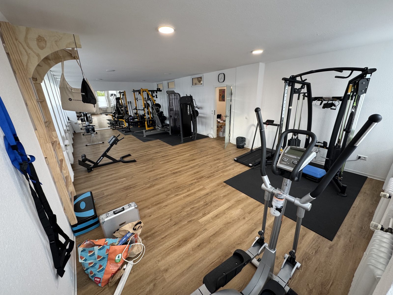 Geräumiger Trainingsbereich mit medizinischen Trainingsgeräten für Krankengymnastik am Gerät